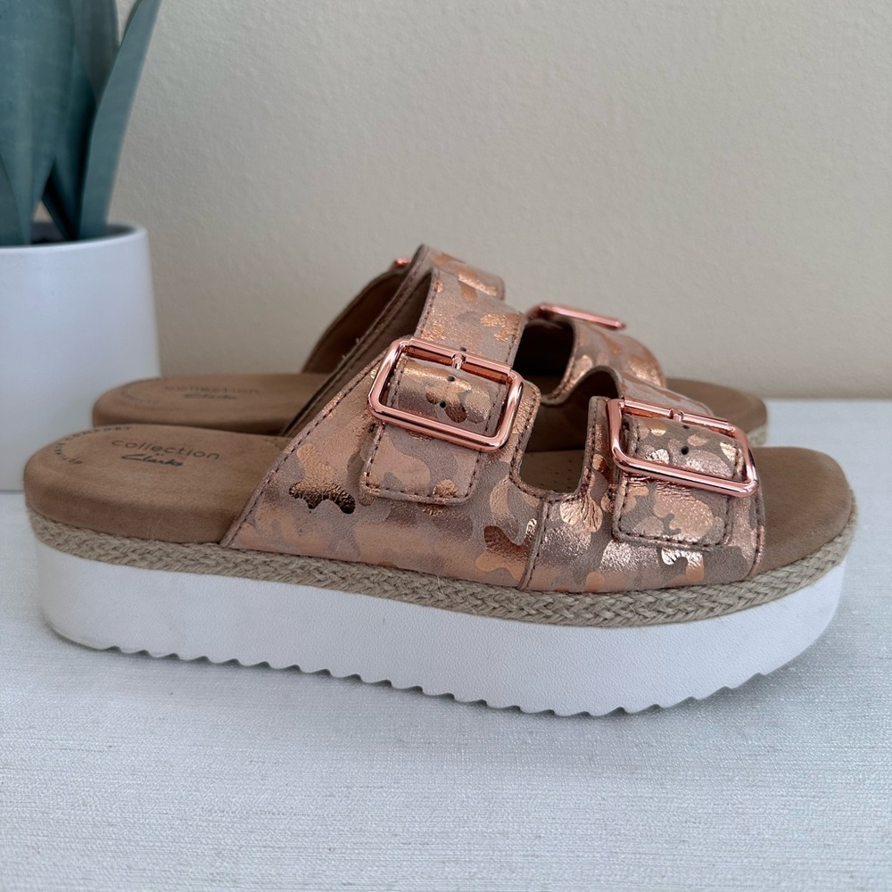Clarks Lana Beach Rose Gold Camo Suede Dual
Strap Platform Sandals Women’s 8.5M